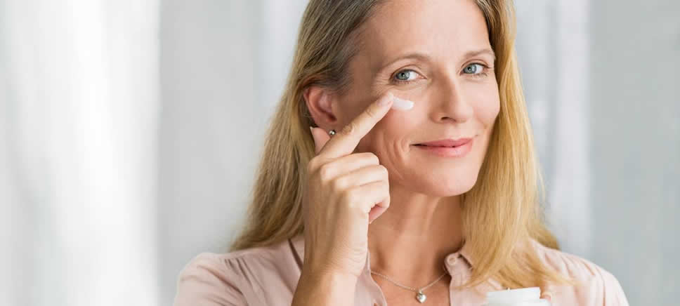 Femme qui s'applique de la crème anti rides